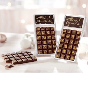 30 g Riegelschokolade, die an 24 Tagen im Dezember jeden Tag bis Weihnachten vernascht werden kann. Vollmilchschokolade mit 35% Kakao, verziert mit kleinen goldenen Sternen, Maße: ca. B6,4 x T1 x H13 cm. Zutaten: Vollmilchschokolade (Kakao: 35% mindestens), dekoriert. Zutaten: Zucker, Kakaobutter, VOLLMILCHPULVER (17,5%), Kakaomasse, SAHNEPULVER, Emulgator: SOJALECITHIN, Farbstoff in der Dekormasse: E100, E171. Nährwertangaben: Energie 2428 kJ (583 kcal); Fett 38,0 g, davon gesättigte Fettsäuren 23,0 g; Kohlenhydrate 52,0 g, davon Zucker 52,0 g; Eiweiß 6,2 g; Salz 0,18 g. Allergiehinweis: Kann Spuren von Haselnüssen und Mandeln enthalten.<br>