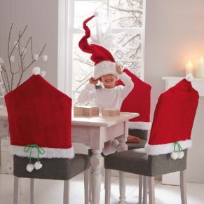 Stuhlhusse für weihnachtliche Stimmung. Maße: ca. 45 x 55 cm, Material: 100% Polyester.<br>