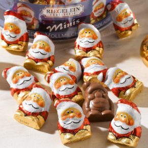 80 Schokoladenweihnachtsmänner aus Edelvollmilchschokolade der Fa. Riegelein, verpackt in einer Runddose. Gewicht je ca. 5 g. Edel-Vollmilch-Schokolade (Kakao: 33% mindestens), Maße: Dose ca. 6,7 cm hoch, 12,3 cm Ø, Gewicht: ca. 0,4 kg. Zutaten: Zucker, Kakaobutter, VOLLMILCHPULVER, Kakaomasse, Emulgator: SOJALECITHINE, natürlicher Vanilleextrakt. Allergiehinweis: Kann Spuren von Haselnüssen und Erdnüssen enthalten.<br>