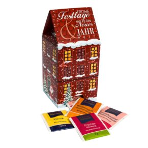 Adventskalender in Tower-Form befüllt mit 24 Teebeuteln der Marke Meßmer-Teespezialitäten u.a. in den Geschmacksrichtungen Wintertraum, Oase der Entspannung, Weißer Tee und Rooibos-Karamell. Zutaten: Wintertraum (Zimtstern-Orange): Rooibos, süße Brombeerblätter, Aroma (Zimtstern, Orange), Johannisbrot, Reis, Zimt, Gewürznelken, Orangenschalen, , Schneewunder (Kirsche-Marzipan): Äpfel, Hibiskus, Zimt, Hagebutten, Aroma (Kirsche, Marzipan), süße Brombeerblätter, Orangenschalen, Kirschsaftgranulat (Maltodextrin, Kirschsaftkonzentrat), , Himmelszauber (Winterpunsch-Mandel): Hibiskus, Äpfel (20%), Orangenschalen (14%), süße Brombeerblätter, Hagebutten, Zimt, Aroma (Aprikose, Mandel), Gewürznelken, , Energie (Ingwer-Holunderblüte): Krauseminze, süße Brombeerblätter, Pfefferminze, Rooibos, Ingwer (12%), Brennnesseln, Citronengras, Holunderblüten (5%), Zimt, Ginsengwurzeln, , Entspannung (Hopfen-Melisse): Brombeerblätter, Rooibos, Fenchel, Melisse (15%), Pfefferminze, Haferkraut grün, Hopfen (2,5%), Anis, , Früchte-Mischung: Hibiskus, Hagebutten, Orangenschalen, Äpfel, Zitronenschalen, Holunderbeeren, , Pfefferminze: Pfefferminze, , Klassik: Schwarzer Tee, , Ägyptische Amun (Granatapfel-Honig): Hibiskus, süße Brombeerblätter, Citronengras, Orangenschalen, Zitronenverbenenblätter, Äpfel, Holunderbeeren, Aroma (Granatapfel, Honig), Honiggranulat (Maltodextrin, Honig), Granatapfelsaftgranulat (Maltodextrin, Granatapfelsaftkonzentrat), , Weißer Tee (Vanille-Pfirsich): Weißer Tee, Aroma (Vanille, Pfirsich), Pfingstrosenblütenblätter, Pfirsich, Vanille, Malvenblüten.<br>