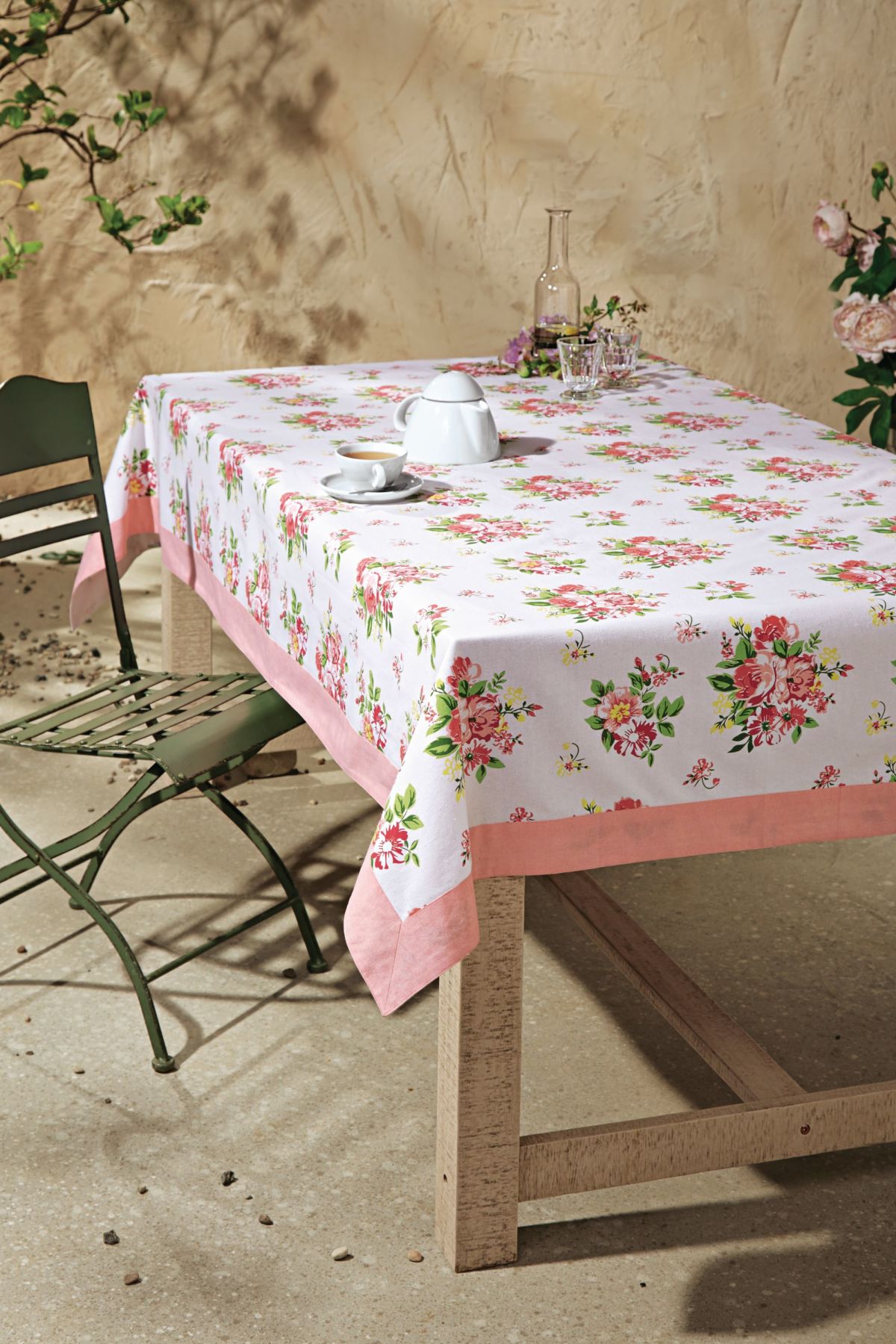 Liebliche Tischdecke mit floralem Dessin. Für innen und außen, Maße: ca. 150 x 250 cm, Gewicht: ca. 0,9 kg, Material: 100% Baumwolle.<br>