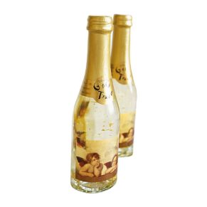 6 Piccoloflaschen Goldtraum, mit weihnachtlichem Etikett. Mit ca. 10 mg Blattgold (22 Karat), Gewicht: ca. 2,8 kg. Zutaten: Goldflockentraum Alkohol: 12% vol.. Allergiehinweis: Enthält Sulfite<br>