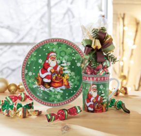 Weihnachtliches Set. Eine Tasse (Ø 10, Höhe 8 cm), ein Kuchenteller (Ø19 cm), 75g Weihnachtspralinen aus Vollmilchschokolade gefüllt mit Nougat-Crisp, Gewicht: ca. 0,9 kg. Zutaten: Zucker, pflanzliches Fett (Palmkern, Kokosnuss), VOLLMILCHPULVER, Kakaobutter, Kakaomasse, MOLKENPULVER, LAKTOSE, knuspriges Getreide 2% (Reismehl, WEIZENMEHL, pflanzliches Öl (Palm), WEIZENGLUTEN, Zucker, WEIZENMALZ, WEIZENDEXTROSE, Salz), fettarmes Kakaopulver, Praliné 1% (Zucker, HASELNUSSMARK), Emulgator: Sonnenblumenlecithine, E476; MAGERMILCHPULVER, Aromen. Allergiehinweis: Kann Spuren enthalten von EIERN und anderen SCHALENFRÜCHTEN<br>