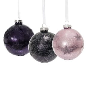 Effektvoller Weihnachtsbaumschmuck mit Sternen und Glitzerschnee. Mit Metallaufhängung, Maße: je ca. 8 cm Ø, Material: Glas.<br>