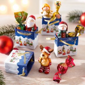 Geschenkset. Vier kleine Weihnachtstütchen, jeweils gefüllt mit je einer Keramikfigur (Weihnachtsmann, Engel, Schneemann oder Rentier), eine Praline aus Vollmilchschokolade mit Pralinen- und Crispfüllung, Maße: je Tüte ca. B5,7 x T3 x H5,7 cm. Zutaten: Zucker, pflanzliches Fett (Palm, Palmkern), 14% Praliné (Zucker, HASELNUSSMARK, MANDELPASTE), VOLLMILCHPULVER, Kakaobutter, Kakaomasse, LAKTOSE, MOLKENPULVER, 2% knuspriges Getreide (Reismehl, WEIZENMEHL, pflanzliches Öl (Palm), WEIZENGLUTEN, Zucker, WEIZENMALZ, WEIZENDEXTROSE, Salz), fettarmes Kakaopulver, Emulgator: Sonnenblumenlecithine, E476; natürliches Vanille Aroma. Allergiehinweis: Kann Spuren enthalten von: anderen SCHALENFRÜCHTE und EIER!<br>