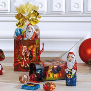 Niedliche Weihnachts-Präsenttüten, gefüllt mit Weihnachtssüßwaren. Je Tüte 50 g, 1 Weihnachtsmann 12,5 g, 1 Weihnachts-Eiskonfekt-Täfelchen, 2 Zapfen mit Pralinenfüllung, 2 Vollmilchschokokugeln mit Milchcreme- und Kakaocreme-Füllung, Maße: je ca. B6,5 x T3,5 x H8 cm, Gewicht: ca. 0,7 kg. Zutaten: Zucker, pflanzliches Fett (Palm, Palmkern, Kokos), VOLLMILCHPULVER, MAGERMILCHPULVER, Kakaobutter, SÜSSMOLKENPULVER, Kakaomasse, Kakaopulver, Emulgator: Sonnenblumenlecithine, SOJALECITHINE, E476; HASELNUSSMARK, fettarmes Kakaopulver, natürliches Aroma, Vanille-Extrakt, LAKTOSE, MOLKENPULVER, Praliné (HASELNUSSMARK, Zucker), SOJAMEHL, Reismehl, WEIZENMEHL, WEIZENGLUTEN, WEIZENMALZ, WEIZENDEXTROSE, Salz, Aromen. Allergiehinweis: Kann Spuren enthalten von: anderen SCHALENFRÜCHTE und EIER!<br>