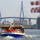 Containerhafen-Rundfahrt in Hamburg fuer 2