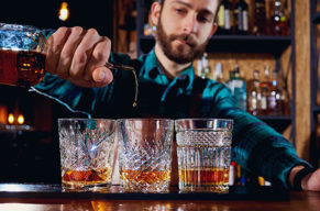Mache eine Weltreise und probiere Whiskeys aus aller Herren Laender.
