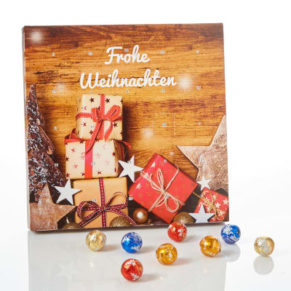 Mini Kugeln Adventskalender von Lindt. Gefüllt mit 24 (ca. 109 g) Lindor Mini Kugeln aus dem Hause Lindt & Sprüngli, inkl. Tischaufsteller und Wandaufhänger. Zutaten: Zucker, pflanzliches Fett (Kokosnuss, Palmkern), Kakaobutter, Kakaomasse, VOLLMILCH [box] <a href="https://amzn.to/31r9Dyc" target="_blank" rel="nofollow noopener noreferrer">Weihnachtskalender: große Auswahl an Adventskalendern für die Happy Hour in der Adventszeit</a> [/box]