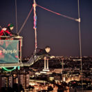 Base Flying in Berlin bei Nacht