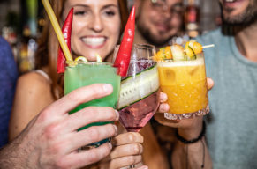 Werde zum Partykoenig  als Held hinter der Cocktailbar!