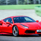 Ferrari 488 GTB fahren auf der Rennstrecke