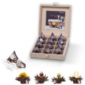 Holzpräsentbox Teelini Schwarztee, 12 Teeblumen in 4 Variationen (Bergamotte, Jasmin, Kirsche, Karamell) . ErblühTeelini - der erste Erblühtee in Tassenportion , die Zubereitung eines Teelinis ist so simpel wie die eines Teebeutels. Zutaten: Enthält