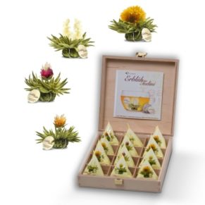 Holzpräsentbox Teelini Weißtee, 12 Teeblumen in 4 Variationen (Pfirsich, Vanille, Zitrone, Jasmin). ErblühTeelini - der erste Erblühtee in Tassenportion , die Zubereitung ist so simpel wie die eines Teebeutels. Zutaten: Enthält Koffein. Für Kinder un