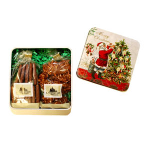 Nostalgischen Weihnachts-Metalldose gefüllt mit Süßwaren. Inhalt: Je 100 g knackige Mandelsplitter und knusprige Waffelblättchen, Maße: ca. 12 x 12 x 5,5 cm. Zutaten: Zucker, MANDELN, Kakaobutter, WEIZENMEHL, VOLLMILCHPULVER, Kakaomasse, MAGERMILCHPU
