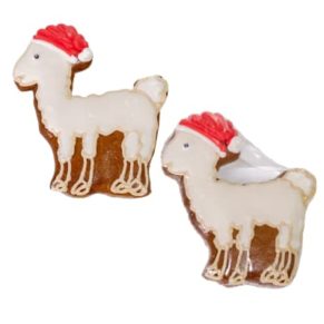 Weihnachtliches Lama aus Lebkuchen mit roter Mütze. Einzeln in Folie verschweißt, Maße: ca. B9 x H10 cm. Zutaten: WEIZENMEHL, Invertzuckersirup, Zucker, ROGGENMEHL, Feuchthaltemittel: Sorbitsirup, Trinkwasser, Gewürze, Karamelsirup, Backtriebmittel: