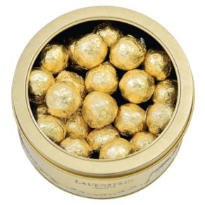 Goldschatz zum Verschenken verpackt in einer tollen „Burgdose“. Ca. 300g in goldfarbene Folie gewickelte Marc de Champagne-Kugeln, Maße: ca. Ø 10,5 x H7,2 cm. Zutaten: Zucker, Kakaobutter, VOLLMILCHPULVER, SAHNE, 5,4% Marc de Champagne, Kakaomasse,