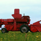 Oldtimer Maehdrescher fahren bei Muenchen