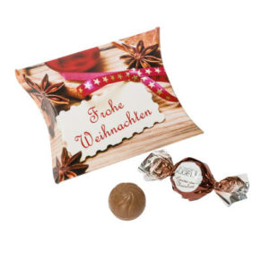 Weihnachtlich designte Faltschachteln aus Pappe mit leckerer Weihnachtsfüllung. Jedes Set besteht aus 5 Faltschachteln eines Motives, Motiv Frohe Weihnachten ist gefüllt mit Schoko-Kugeln "Mousse au Chocolat", Motiv Santa ist gefüllt mit Kugeln aus V