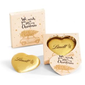 Schokoladenherz von Lindt & Sprüngli in weihnachtlicher Geschenkverpackung. Ca. 20g Vollmilchschokolade , Maße: ca. B7 x H7 cm. Zutaten: Zucker, Kakaobutter, VOLLMILCHPULVER, Kakaomasse, MILCHZUCKER, MAGERMILCHPULVER, Emulgator (Sojalecithin), GERSTE