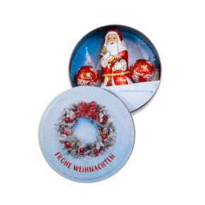 Gefüllte Weihnachts-Präsentdose aus Metall. Gefüllt mit zwei Lindor Kugeln und einem Lindt Weihnachtsmann, Maße: ca. Ø 8 cm. Zutaten: Zucker, Kakaobutter, VOLMILCHPULVER, Kakaomasse, pflanzliches Fett (Kokosnuss, Palmkern), MILCHZUCKER, MAGERMILCHPUL