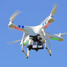 Quadrocopter-Drohne fliegen