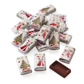 100 Schokoladentäfelchen aus Edelvollmilchschokolade. Kakaoanteil: 37% mind. , einzeln verpackt im nostalgischen Weihnachtswickler, je ca. 3g, Gewicht: ca. 0,3 kg. Zutaten: Edel-Vollmilchschokolade (Kakao 37% mind.): Zucker, Kakaobutter, VOLLMILCHPUL