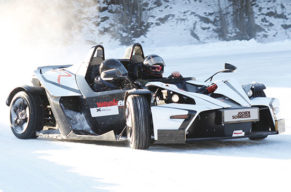 In Batmans neuem Auto ueber Schnee und Eis.